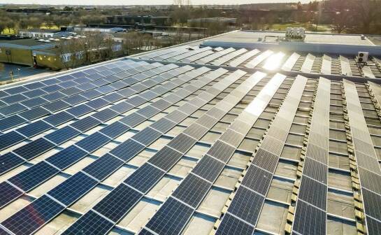 Montaż paneli na przemysłowych dachach jako element integracji fotowoltaicznych farm