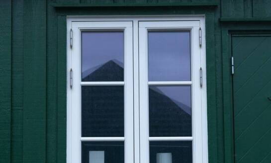 Porównanie różnych typów okien do domków holenderskich: co warto wybrać?