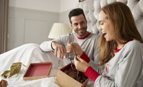 Najnowsze trendy w świątecznych piżamkach – co warto wiedzieć przed zakupem?