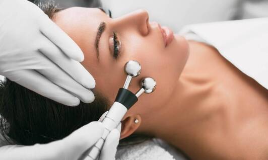 Skuteczność odmładzających zabiegów na twarz w walce z oznakami starzenia.