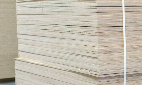 Rola antypoślizgowej sklejki w konstrukcji naczep i przyczep