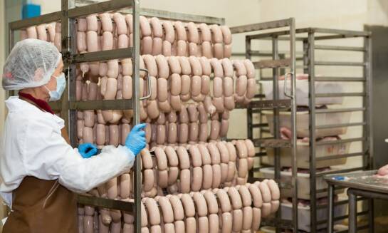 Rola ochronnych fartuchów w zapewnieniu bezpieczeństwa pracy w przemyśle mięsnym