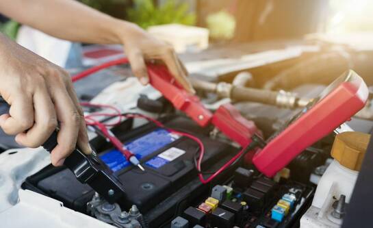 Jak utrzymywać optymalne napięcie w akumulatorze 12V podczas długotrwałego nieużywania pojazdu?