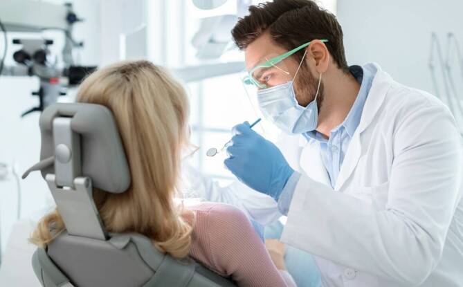 Jak przebiega lakierowanie zębów w gabinecie stomatologicznym?