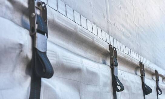 Oświetlenie naczep z systemem walking floor – jakie opcje wybrać?