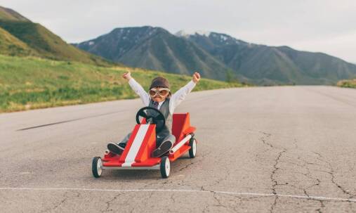 Czym różni się gokart na pedały od elektrycznych zabawek?