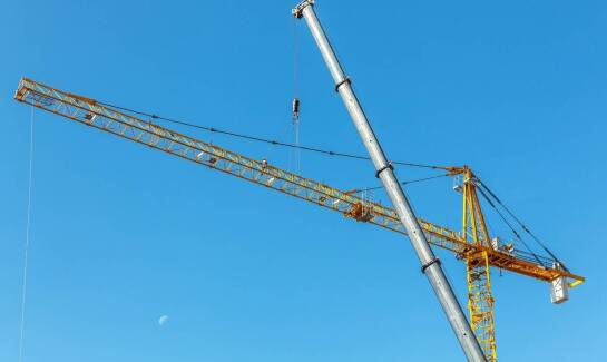 Żurawie górnoobrotowe i dolnoobrotowe: który model wybrać dla danego projektu?