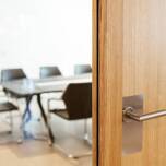 Dlaczego drewniane drzwi są bardziej przyjazne dla środowiska od alternatywnych rozwiązań?