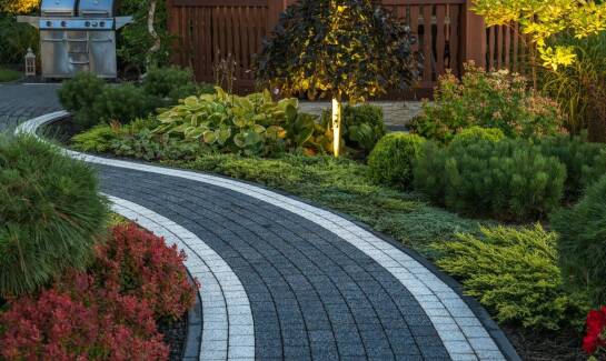 Zastosowanie granitowej kostki w ogrodach – trwałość i estetyka