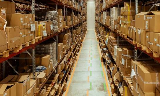 Sprzątanie magazynów przy użyciu nowoczesnego sprzętu: jakie są zalety?