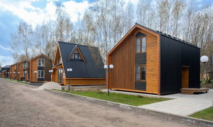 Przyjazne zwierzętom domki letniskowe: co powinny oferować?