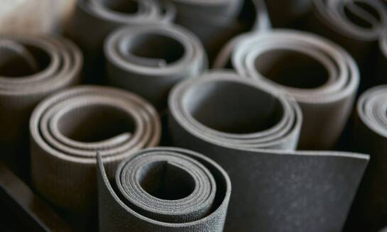 Jakie czynniki wpływają na trwałość gumowych taśm tkaninowych?