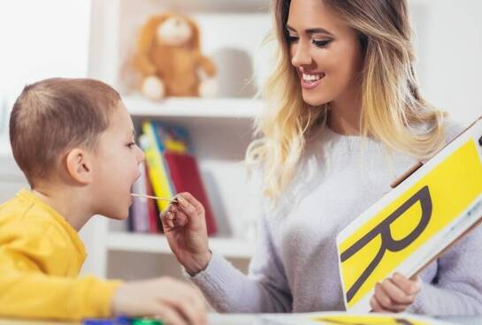 Jak logopedzi na Mokotowie wspierają rozwój umiejętności werbalnych?