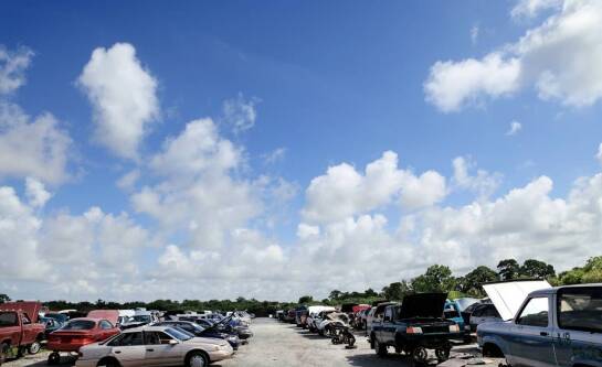 Dlaczego wcześniejsza rezerwacja miejsca na parkingu jest kluczowa w sezonie wakacyjnym?