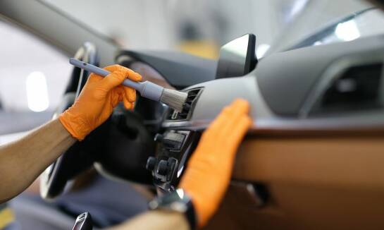 Jakie dodatkowe usługi oferowane są przy sprzątaniu samochodowych salonów?