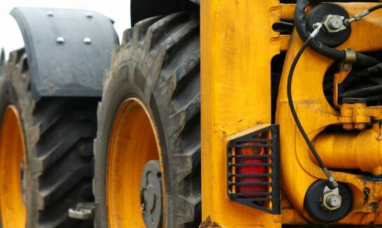 Jakie są najczęstsze zastosowania opony 380/85R28 w rolnictwie?