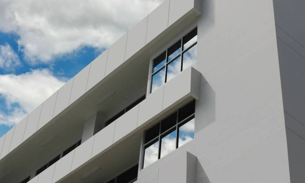 Grafitowe cyfry z metalu: stylowy akcent na elewacji