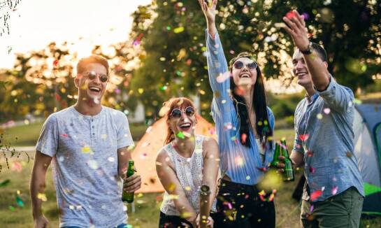 Dlaczego warto wybrać pole namiotowe z możliwością korzystania z baru?