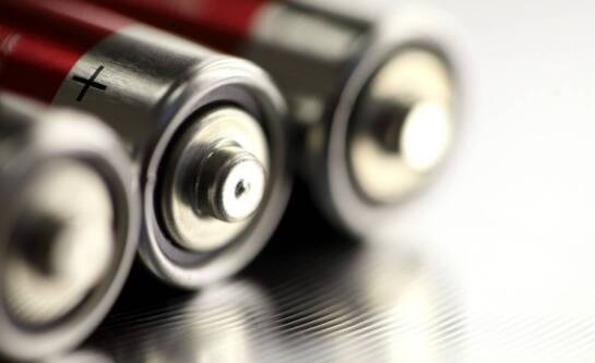 Jak techniczne specyfikacje akumulatorów wpływają na ich wydajność w ekstremalnych warunkach?