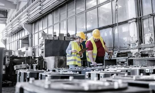 Sprzątanie produkcyjnych hal: jakie korzyści niesie współpraca z ekspertami?