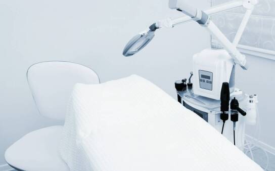 Dlaczego warto rozważyć karboksyterapię na cellulit w salonie kosmetycznym?