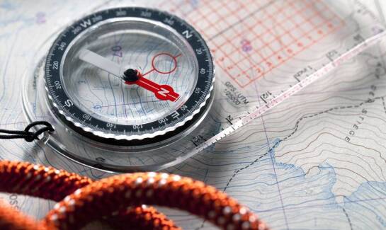 Jakie kluczowe elementy nawigacji są na kursach motorowodnych?