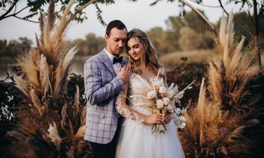 Luźne boho upięcia – fryzjerskie propozycje dla romantycznych dusz