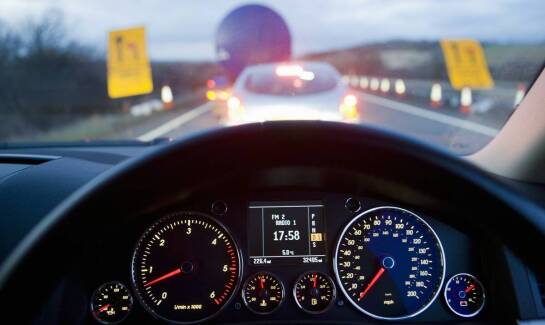 Jak objawy słabego akumulatora mogą wpłynąć na działanie oświetlenia w samochodzie?