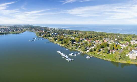 W Trzęsaczu: Dlaczego noclegi z wyżywieniem to najlepszy wybór na wakacje?