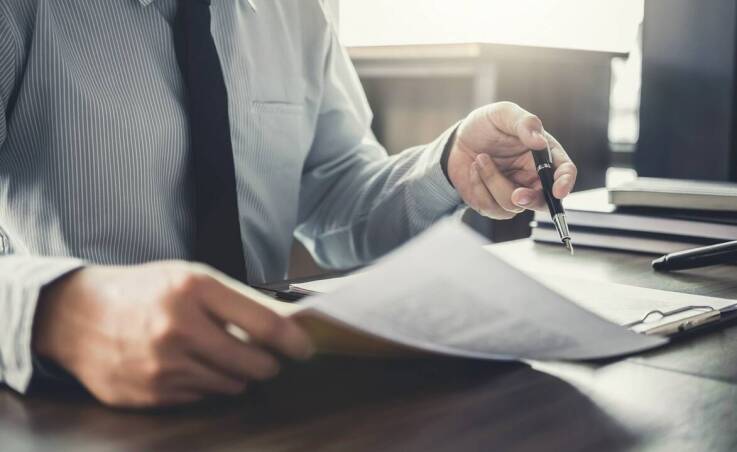 Jak notariusz wspiera klientów w poświadczaniu zgodności wypisów i odpisów?