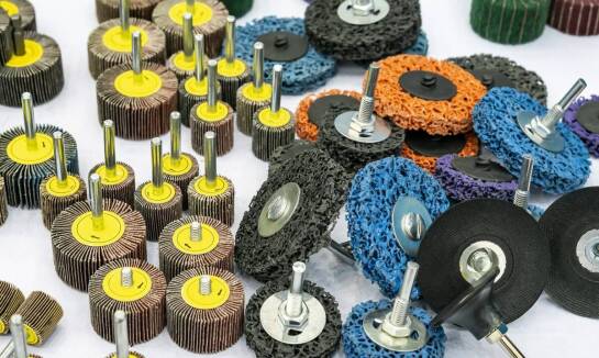 Jak przemysłowe szczotki wspierają efektywność w przemyśle drzewnym i meblarskim?