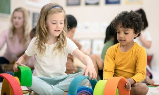 Jakie dydaktyczne pomoce Montessori najlepiej wspierają dużą motorykę?