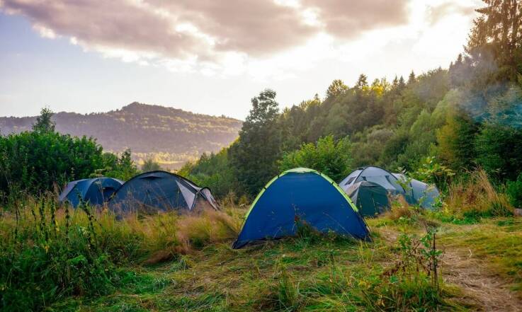 Jak zorganizować wolny czas na polu namiotowym z dostępem do zajęć sportowych?