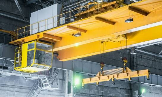 Jak dźwigi wspierają przemieszczanie maszyn w przemyśle spożywczym?