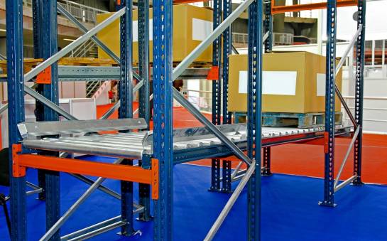 Zastosowanie zsuwni grawitacyjnych na halach produkcyjnych
