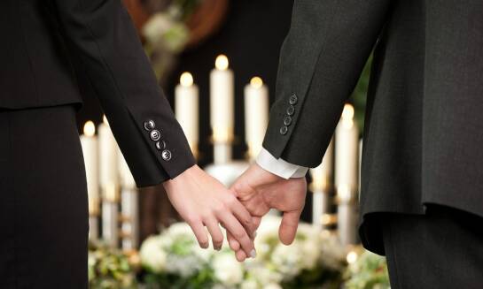 Jakie są najważniejsze aspekty organizacji wyznaniowego pogrzebu?