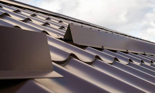 Dlaczego warto zainwestować w dachówki i blachodachówki wysokiej jakości?