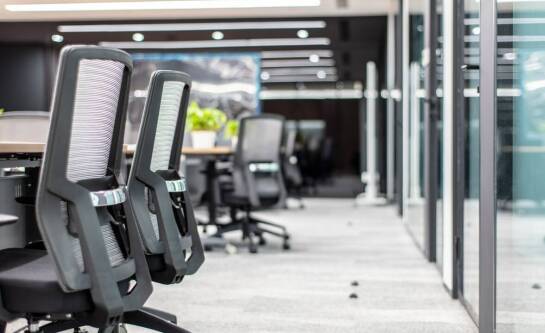 Nowoczesne meble biurowe a akustyka – jak poprawić komfort pracy?