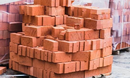 Jak budowlane materiały wpływają na trwałość jednorodzinnych domów?