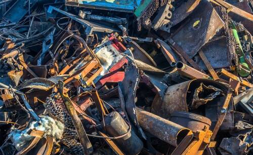 Złomowanie auta a odzysk części – co warto wiedzieć?