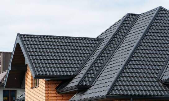 Blachodachówka a ochrona przed zewnętrznym hałasem