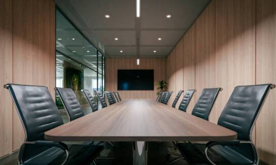 Jakie korzyści niesie za sobą modułowa konstrukcja kabin do tłumaczeń?