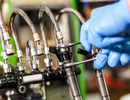 Komputerowa diagnostyka w naprawie wtryskiwaczy: kluczowe zalety