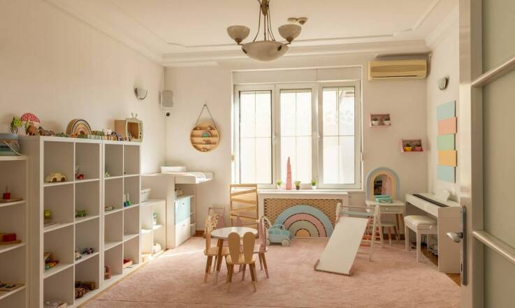 Jakie udogodnienia oferują apartamenty dla rodzin z dziećmi w Ustroniu Morskim?