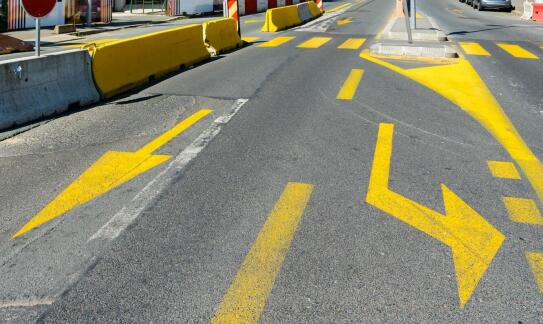 Jakie są kluczowe zalety stosowania drogowych słupków?