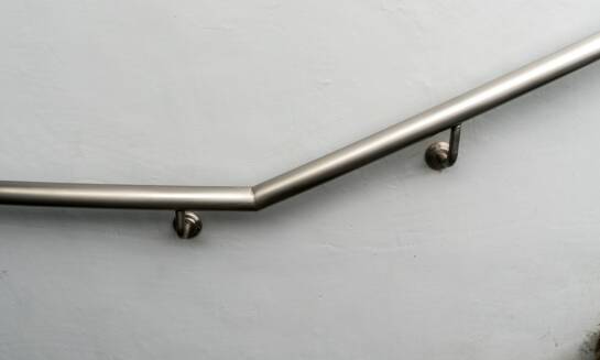 Trwałość i estetyka: jak wybrać idealne nierdzewne balustrady?