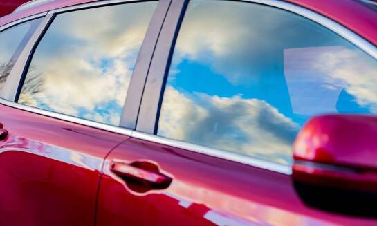 Jakie cechy powinny mieć szyby auta, aby zapewnić maksymalną ochronę przed promieniowaniem UV?