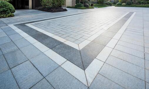 Ozdobny kamień do ogrodu – praktyczne porady dotyczące pielęgnacji