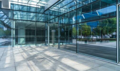 Jakie są kluczowe elementy nowoczesnego projektu budynku usługowego?