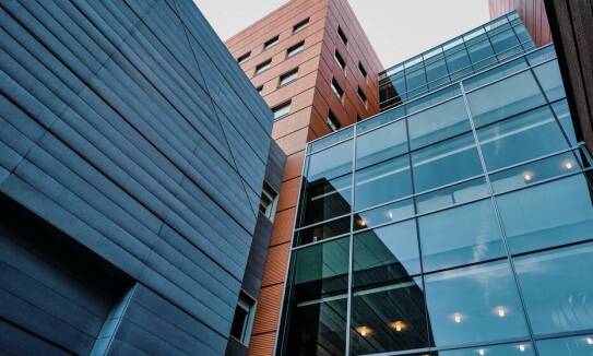 Jakie są różnice między różnymi typami aluminiowych systemów fasadowych?